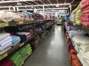 アメリカの生地屋さんサスファブリックの店内です。
