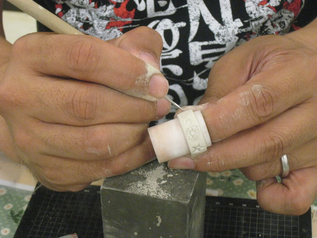 PMC純銀粘土体験講習手元彫りの作業中