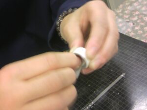 純銀粘土ＰＭＣ3体験講習会で作品を研磨している手元です