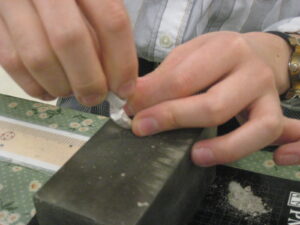 純銀粘土ＰＭＣ3体験講習会磨き作業手元です