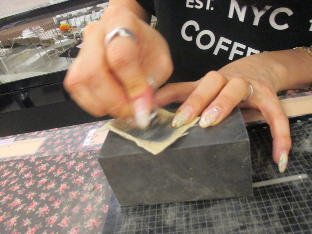 純銀粘土ＰＭＣ3体験講習会の様子、磨き作業中
